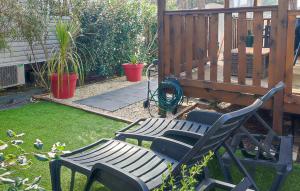ogród z ławką i drewnianym tarasem w obiekcie Mobile Home Ac Proche Plages w mieście Saint-Julien-en-Born
