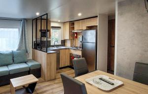 małą kuchnię ze stołem i jadalnią w obiekcie Mobile Home Ac Proche Plages w mieście Saint-Julien-en-Born