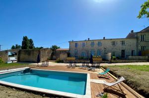 a swimming pool in front of a building at gite la Chauvinière 3 in Tonnay-Charente