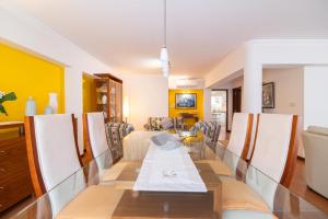 Un comedor con una mesa larga y sillas. en SUN Apartment, en Rosto de Cão