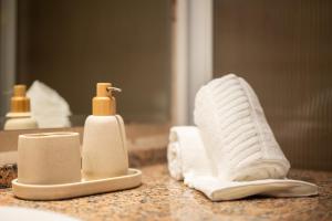Un mostrador de baño con dos toallas y un cepillo de dientes. en SUN Apartment, en Rosto de Cão