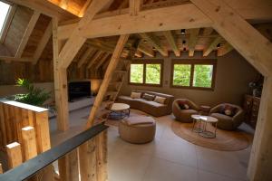 eine Draufsicht auf ein Wohnzimmer in einem Blockhaus in der Unterkunft Le Chalet Vosges Alsace - La Petite Ferme 4 étoiles in Metzeral
