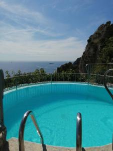 une piscine avec vue sur l'océan dans l'établissement AMORE RENTALS - Villa Vanessa, à Positano