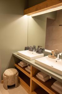 ein Badezimmer mit zwei Waschbecken und einem Spiegel in der Unterkunft Le Chalet Vosges Alsace - La Petite Ferme 4 étoiles in Metzeral + 22 Fotos