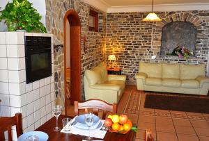 un salon avec une table, des chaises et un canapé dans l'établissement AMORE RENTALS - Villa Vanessa, à Positano