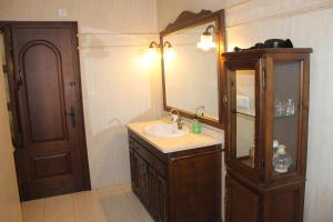 un baño con lavabo y espejo en Habitaciones Andaluzas, en Ronda 65 fotos más