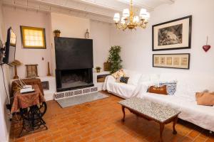 TV a/nebo společenská místnost v ubytování Casa Rural Alzabara con Piscina Privada