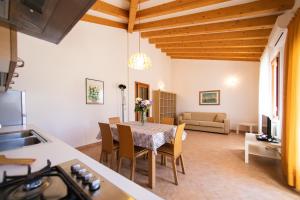 a kitchen and dining room with a table and chairs at Dimora Marina -apeliving- Pellestrina Ve in Pellestrina
