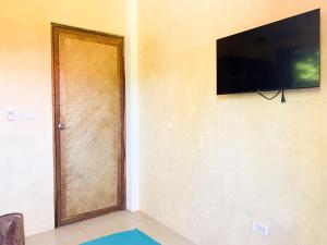 TV a/nebo společenská místnost v ubytování Kalija Homestay