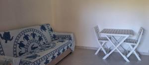 a living room with a couch and a table at Casa Capinera in Pula