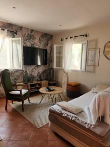 Santa-Reparata-di-BalagnaにあるVilla Palazziのベッド、机、テレビのある寝室