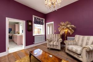 Posezení v ubytování Luxury pair of Georgian apartments, hot tub, sea views, sleeps 12