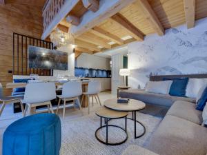 salon z kanapą i stołem w obiekcie Duplex confortable au cœur de Tignes Val Claret, 3 chambres, proche centre et navettes - FR-1-641-14 w mieście Tignes +9 zdjęć