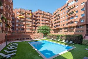 ein Apartment mit einem Pool vor einem Gebäude in der Unterkunft Hesperia Sant Joan in Sant Joan Despí