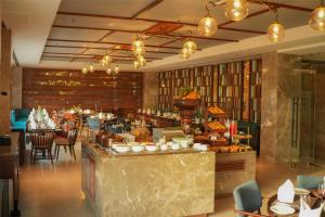 Restoran atau tempat lain untuk makan di Radisson Hotel Vrindavan