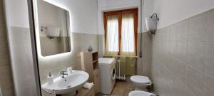 ein weißes Badezimmer mit Waschbecken und Toilette in der Unterkunft Il Ciclista in Solfagnano Parlesca + 15 Fotos