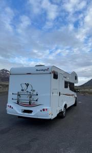 レイキャビクにあるCamper Van 2018 Fiat capron A72 modelの道路脇に停まった白いrv +9枚の写真