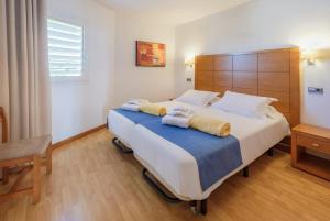 A bed or beds in a room at Cabot Cap de Mar Spa