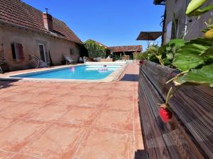 a swimming pool with a strawberry on a wooden fence at Chambre d'hôtes 2 - Exotique - Un Refuge à Cachen in Cachen