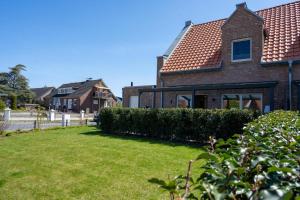 una casa con un prato davanti di STRANDHAUS GRÖMITZ 2 a Grömitz