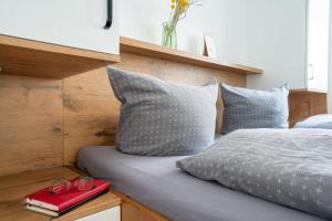 un letto con un paio di occhiali e un libro di STRANDHAUS GRÖMITZ 2 a Grömitz