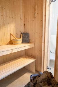 una sauna in legno con un cesto su uno scaffale di STRANDHAUS GRÖMITZ 2 a Grömitz