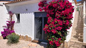 カルプにあるVilla La Musicaの家の脇の花束