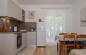 Kuchyň nebo kuchyňský kout v ubytování Apartments Kordić