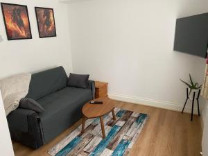 Ruang duduk di Slough - Sleeps 3 - PetFriendly - Riverside - Bay