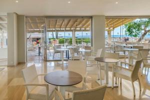 A restaurant or other place to eat at Cabot Cap de Mar Spa