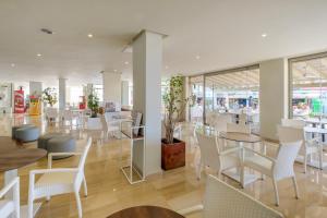 A restaurant or other place to eat at Cabot Cap de Mar Spa