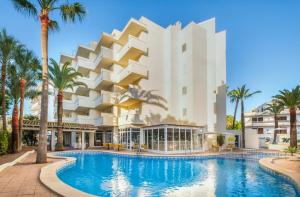 The swimming pool at or close to Cabot Cap de Mar Spa