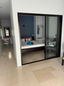 Ένα ή περισσότερα κρεβάτια σε δωμάτιο στο Bluefin Hotel Samui