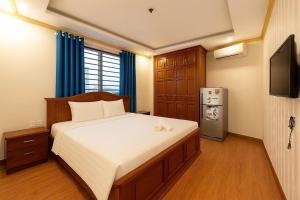 Un dormitorio con una cama grande y un televisor. en K&T Hotel- Aparment SaiGon Center, en Ho Chi Minh 37 fotos más
