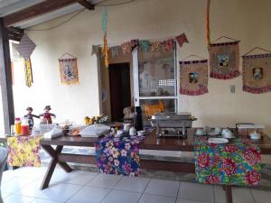a kitchen with a table and a grill in a room at Pousada e Posto Amigão in São Gonçalo do Amarante