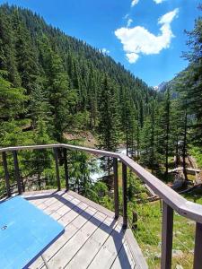 eine Terrasse mit Bergblick in der Unterkunft Blue Water Riverside Resort & Fishing Spot Kalam in Kalām