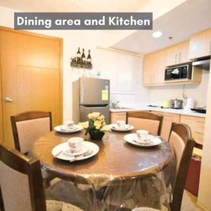 una zona pranzo e una cucina con tavolo e sedie. di 2 Bedroom with Balcony Tagaytay Pet-Friendly a Tagaytay