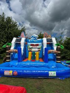PňovanyにあるChaty a Apartmány Hracholusky Kemp Kosatkaの公園内の大型膨張式バウンスハウス