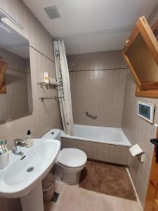 a bathroom with a sink and a toilet and a tub at Gran Vista - playa y piscina in Gran Alacant