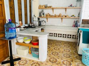 eine Küche mit Tisch und Arbeitsplatte in der Unterkunft 5B Annie homestay in Nha Trang + 23 Fotos