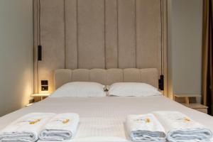 Postel nebo postele na pokoji v ubytování Absolute Hotel Ksamil