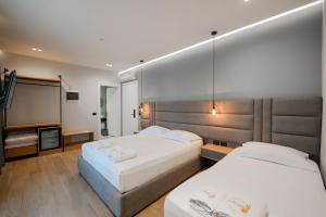 Postel nebo postele na pokoji v ubytování Absolute Hotel Ksamil