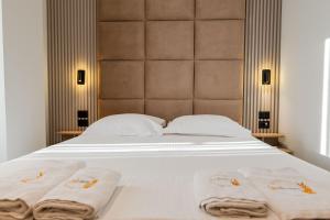 Postel nebo postele na pokoji v ubytování Absolute Hotel Ksamil