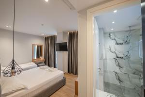 Postel nebo postele na pokoji v ubytování Absolute Hotel Ksamil