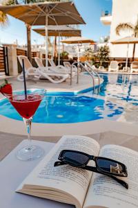 Bazén v ubytování Absolute Hotel Ksamil nebo v jeho okolí