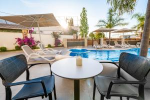 Bazén v ubytování Absolute Hotel Ksamil nebo v jeho okolí