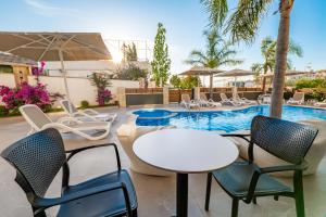 Bazén v ubytování Absolute Hotel Ksamil nebo v jeho okolí