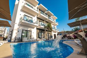 Bazén v ubytování Absolute Hotel Ksamil nebo v jeho okolí