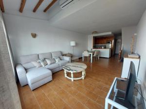 a living room with a couch and a table at Gran Vista - playa y piscina in Gran Alacant