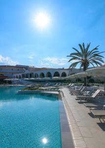 Bazén v ubytování Hotel Niriides Beach nebo v jeho okolí